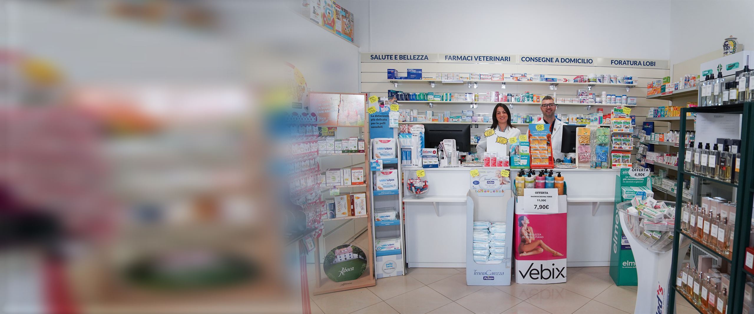 La dottoressa Merinunzia Scialpi e il dottor Marco Tomasiello al bancone della Parafarmacia Farmamamé
