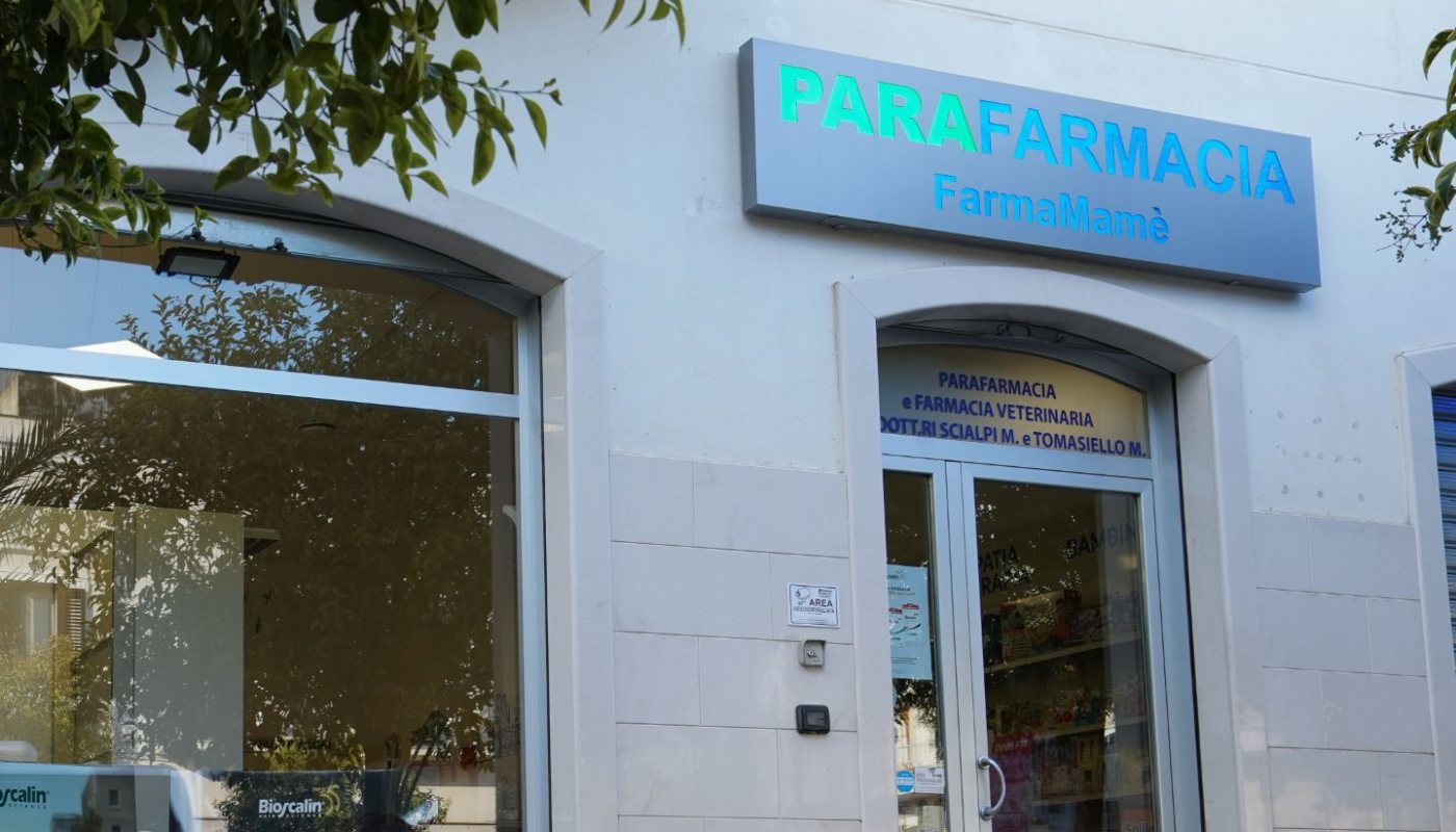 L'esterno della Parafarmacia Farmamamé in Corso Umberto I a Bernalda